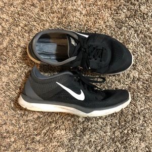 Black Nike Tennis Shoes